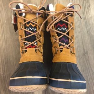 NWT KHOMBU Boots